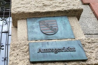 Pfleger soll Patienten im Heim misshandelt haben - Ein 38-jähriger Altenpfleger muss sich derzeit vor dem Amtsgericht Aue-Bad Schlema verantworten.