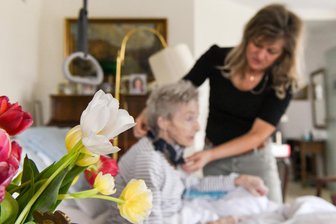Pflegereform: Köpping will Eigenanteil für Heime auf 1000 Euro deckeln - Stationäre Pflege in Heimen wird immer teurer - vor allem für die Betroffenen. Ein Vorschlag zur Pflegereform soll das ändern.
