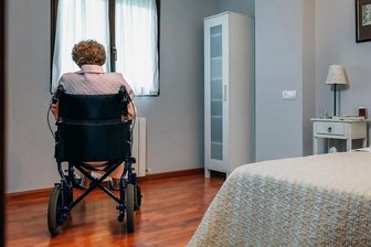 Pflegereport: Wie die Isolation während Corona Heimbewohnern schadete - Geschützt, aber einsam.