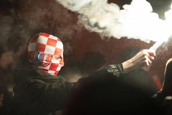 Pflegerin im Nazipelz: Wie Angelique Geray die Sprengkraft im rechten Rand erkundete - Immer radikaler: Teilnehmer einer Neonazi-Demo bei einem Auftritt von Martin Sellner Anfang 2026 in Erfurt.