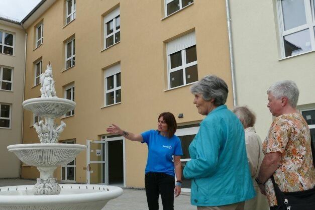 Pflegezentrum beeindruckt schon lange vor der Eröffnung - Daniela Seidel, eigentlich Einrichtungsleiterin in Crimmitschau, führte die Besucher durch die künftige Zschopauer Seniorenresidenz. Dabei ging es vorbei am bereits aufgestellten Springbrunnen im Innenhof. 