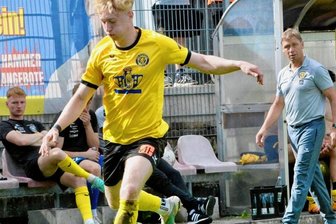 Pflichtaufgabe für kriselnden VfB - Für den VfB Auerbach, am Ball Tim Kaiser, läuft in der Oberliga längst nicht alles rund. So könnte das anstehende Pokalspiel in Mülsen für die Vogtländer zur rechten Zeit kommen - wenn es denn erfolgreich verläuft.
