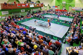 Pflichtaufgabe nach der Kür - 500 Fans sorgten in der Pfaffenbergturnhalle für eine einmalige Stimmung beim Duell gegen Windsbach.