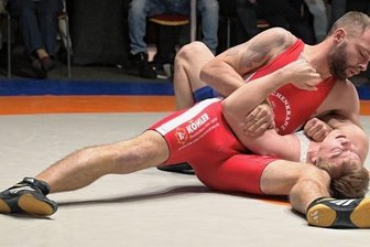 Pflichtsieg mit speziellen Einlagen - Kurz und bündig: Lugaus Routinier Frederik Esser legte seinen Kontrahenten Benito Kleinfeld nach 27 Sekunden auf die Schultern. 