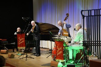 Pflug singt Krug: Songs von Manfred Krug locken auch fast zehn Jahre nach seinem Tod 600 Zwickauer zu den Konzerten - „Pflug singt Krug“ hieß es am vergangenen Wochenende gleich zweimal.