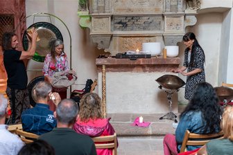 Pfötchenschwimmen, Klänge und Herbstfeste: Lohnenswerte Ausflüge nach Erdmannsdorf, Lunzenau und Freiberg - Im Schloss Rochsburg werden am Wochenende Besucher in die Welt der Klänge entführt. Das Campana-Festival startet am Samstag. Hier ein Foto aus 2022.