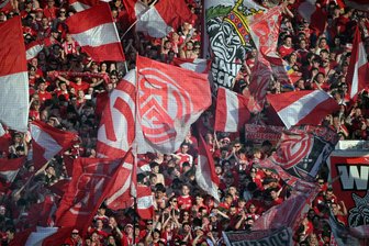 Pfosten auf der Tribüne: Essen-Fans mit verrückter Aktion - Essener Fans ärgerten die Rivalen vom MSV Duisburg.