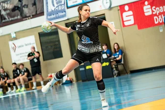 Pfosten und Latte verhindern 40-Treffer-Marke: Weißenborner Handballerinnen beim mittelsächsischen Duell in Döbeln im Torrausch - Treffsicher vom Punkt: Sophie Zeller verwandelte alle drei Siebenmeter für Weißenborn.