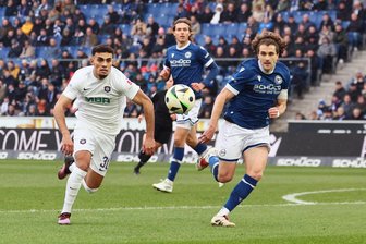 Pfostenpech und ein später Doppelschlag: FC Erzgebirge Aue verliert in Bielefeld - Mael Corboz (rechts), hier im Laufduell mit Ali Loune, hat Arminia Bielefeld in Führung gebracht.