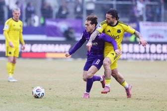Pfostenpech und Lattenglück: Erzgebirge Aue gegen Saarbrücken erneut ohne Sieg - Der FC Erzgebirge Aue, hier mit Mika Clausen (li.), wartet weiter auf den ersten Sieg im neuen Jahr.