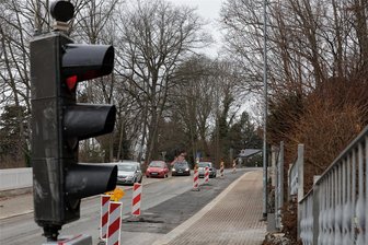 Pfusch am Bau? – Was hat die massiven Straßenschäden am Badberg in Hohenstein-Ernstthal verursacht? - Laut Abwasserentsorger WAD ist eine Ampelregelung an der Paul-Greifzu-Straße nicht geplant. Die Vorbereitungen lassen anderes vermuten: An der Absperrung steht eine weggedrehte Bauampel.
