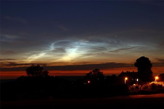 Phänomen am Himmel: Lichtentanner fotografiert „leuchtende Nachtwolken“ - So genannte „leuchtende Nachtwolken“ hat Hobbyfotograf Alexander Spiller vor die Linse bekommen.