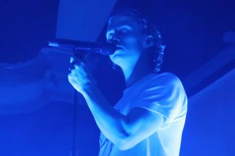 Phänomen Berq live in Leipzig: Was ist dran am Hype um den Nachwuchs-Star? - Weltschmerz for the Masses: Sänger Berq im Felsenkeller Leipzig.