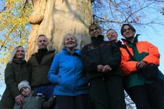 Phänomen gibt Rätsel auf: Warum sich die größte Rotbuche im Vogtland beim Wachsen dreht - 5,27 Meter beträgt der Umfang dieser prächtigen Rotbuche. Der Baum gilt als eines der größten Exemplare dieser Art in der Region. Dessen Pracht bewundern: Lisa Hack und Felix Schubert mit Töchterchen Ella (3), Heidemarie Löscher sowie Ines Bimberg, Bernd Schmieder und Vincent List vom Sachsenforst (von links).