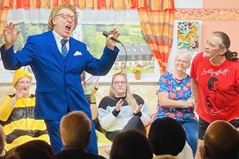 Phänomen Mundart-Theater: Warum Menschen im Erzgebirge für eine Laienspielschar Schlange stehen - Kaiser ist nicht gleich Kaiser: Während Jens Becher alias Bauer Gustav (l.) Schlager anstimmt, setzt sein Nachbar Fried alias Bernd Höfer (r.) auf Fußballprominenz aus Bayern.