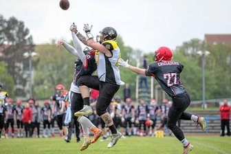 Phantoms bereit für Husaren - In der vergangenen Saison stand Robert Kahlke (M.) bereits als Kicker, Receiver oder in der Defensive für die Freiberg Phantoms auf dem Feld. Dieses Jahr wird er erstmals auf der Position des Quarterbacks spielen und damit die bislang größte Last auf seinen Schultern tragen.