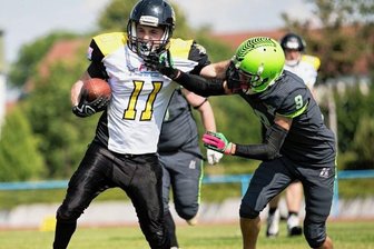 Phantoms erneut gestoppt - Wie zuletzt gegen die Leipzig Hawks mussten sich die Freiberger auch den Salzland Racoons geschlagen geben. Besonders zu Beginn fanden die Phantoms um Running Back Marc Chillot (l.) schwer ins Spiel.