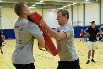 Phantoms zeigen, wie es geht - Die erfahrenen Phantoms-Spieler Moritz Kluwe (l.) und Steve Lindner stellen eine typische Footballbewegung zur Schau, um den Neuen die Aufgabenbereiche der vielen verschiedenen Positionsgruppen zu erklären.