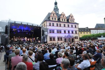 "Philharmonic Rock" begeistert etwa 850 Zuschauer auf dem Peniger Markt -