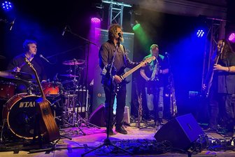 „Philharmonie meets Pink Floyd“ im Schlosspark Lichtenwalde - Die Pink-Floyd-Tribute-Band Lunatic trifft auf die Mittelsächsische Philharmonie.