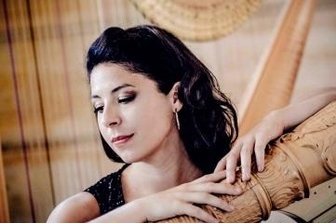 Philharmonie spielt Konzert für Harfe und Orchester - Sofoharfenistin Anneleen Lenaerts.