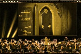 Philharmoniker lehren jetzt das Gruseln - Nein, Graf Orlok sucht unter den Musikern kein Opfer. Dennoch darf ihn der Dirigent auf der Leinwand nie ganz aus den Augen lassen, um den Einsatz nicht zu verpassen.