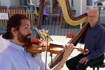 Philharmoniker tanzen durch den Sommer zur neuen Spielzeit - Coronabedingt haben die Musikerinnen und Musiker der Erzgebirgischen Philharmonie über viele Monate nur Konzerte in ganz kleinem Rahmen geben können - wie hier Dirk Bores (links) mit seiner Violine und Friedhelm Peters mit seiner Harfe in Drebach. In dieser Woche nun starten wieder alle gemeinsam die diesjährige Reihe der Sommerkonzerte. 