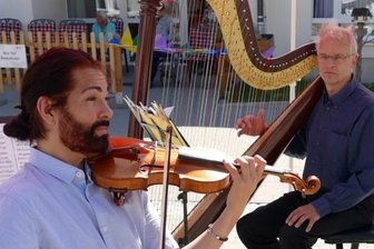 Philharmoniker tanzen durch Sommer - Coronabedingt haben die Musikerinnen und Musiker der Erzgebirgischen Philharmonie über viele Monate nur Konzerte in ganz kleinem Rahmen geben können - wie hier Dirk Bores (links) mit seiner Violine und Friedhelm Peters mit seiner Harfe in Drebach. In dieser Woche nun starten wieder alle gemeinsam die diesjährige Reihe der Sommerkonzerte.