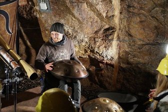 Philipp Gerisch: Musik am Puls der Erde - Platz ist auch im engsten Stollen. Philipp Gerisch mit Handpan und Didgeridoo im August 2020 bei der Premiereseines Untertage-Konzerts im Schaubergwerk "Grube Tannenberg" am Schneckenstein. 