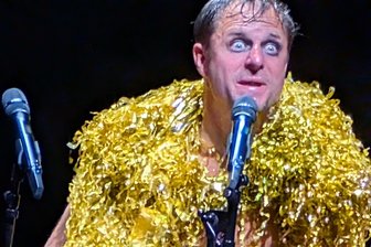 Philipp Hochmairs „Jedermann“ elektrisiert das Publikum in Bad Elster - Philipp Hochmair als „Jedermann“ in seiner Performance „Jedermann Reloaded“. Der österreichische Schauspielstar war am Sonntag im König Albert Theater zu erleben.