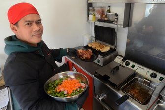 Philippinischer Imbiss in Auerbach: Warum etliche Gerichte glatt aus dem Vogtland stammen könnten - Koch Moises Torres bereitet in Auerbach philippinische Speisen zu.