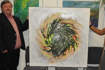 "Phoenix" zieht ins Rathaus - OB Sören Kristensen bei der Übergabe mit Melanie Lengowski.