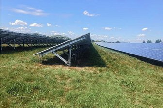 Photovoltaik-Freianlagen: Rossauer Gemeinderat ringt um klare Linie - Beispiel für eine Freiflächen-Fotovoltaikanlage der Firma Enerlogo GmbH & co. KG. Eine ähnliche Anlage könnte in Rossau entstehen.