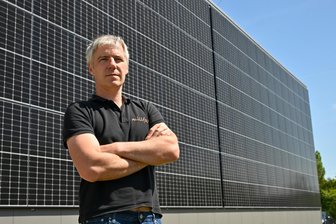 Photovoltaik-Posse in Hartmannsdorf: Unternehmer wartet seit drei Jahren auf Vergütung - Millfax-Chef Torsten Schwaar steht vor der neuen Photovoltaikanlage seiner Firma. Er hat Probleme mit Netzbetreiber Mitnetz.