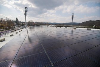 Photovoltaik-Rekord im Erzgebirgskreis – das steckt hinter dem Solaraufschwung - Das Erzgebirge setzt auf die Sonne: Auf dem Dach des Erzgebirgsstadions in Aue gibt es eine riesige Photovoltaikanlage.