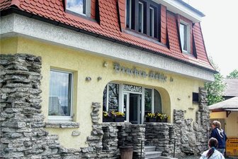 Photovoltaik und grünes Flüssiggas für die Drachenhöhle Syrau - Die Drachenhöhle Syrau bekommt eine Solaranlage aufs Nebengebäude.