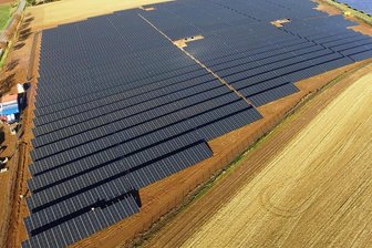 Photovoltaikanlage in Oederan sorgt für Gesprächsstoff im Ort - Mit dem Solarpark Dittersbach der Firma Sabowind hat Frankenberg ein Stück Energiewende vollzogen und spart im Vergleich zu herkömmlichem Strom rund 5000 Tonnen CO2 pro Jahr ein. Auf 7,5 Hektar Ackerfläche wird hier die Versorgung von circa 2200 Haushalten gesichert.