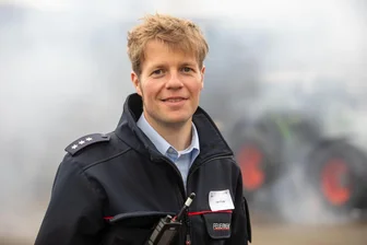 Photovoltaikanlagen und Batteriespeicher: Kreisbrandmeister aus dem Vogtland fordert Kennzeichnung von Häusern - Kreisbrandmeister Gerd Pürzel ist Chef über die Feuerwehren im Vogtlandkreis.