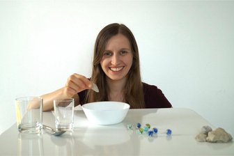 Physik kinderleicht: Zwickauerin erklärt auf Youtube naturwissenschaftliche Experimente - Bewegungsenergie mit Murmeln, Lichtbrechung mit Wasserglas und Regenbogen: Nadine Halle setzt bei Dingen an, die schon kleine Kinder interessieren.