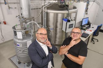 Physiker der TU Chemnitz spielen mit den Gesetzen der Physik - Professor Olav Hellwig und Laboringenieur Pierre Pudwell neben der Heliumverflüssigungsanlage.