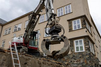Physikolympiade startet in Rodewisch - Wie stark muss der Motor sein, um den Bagger vor dem Pestalozzi-Gymnasium zu bewegen? Stoff für die Olympiade?