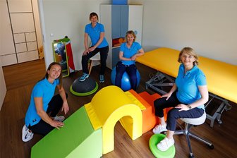 Physiotherapeutinnen gehen in Oberlungwitz neue Wege - Kathrin Molnar, Daniela Pfüller, Kerstin Bau und Claudia Köhler (v.l.) im Kindertherapieraum der neuen Praxis.
