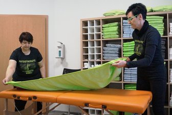 Physiotherapie wagt Neustart in Klingenthal - Chefin Gabi Meinel und Bettina Lubitz (rechts) bei den Vorbereitungen für die Neueröffnung der Physiotherapie-Praxis in Klingenthal. 