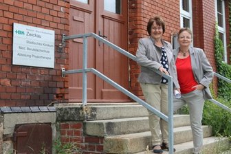 Physiotherapieschule gibt es seit 60 Jahren - Elke Sonntag und Eva Schmid vor der Ausbildungsstätte an der Hansastraße in Zwickau.