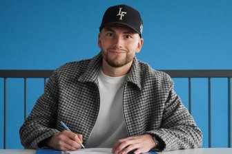 Physisch stark und flexibel: Chemnitzer FC verpflichtet Leonard von Schroetter für Defensive - Abwsehrmann Leonhard von Schroetter unterschreibt den Vertrag beim CFC.