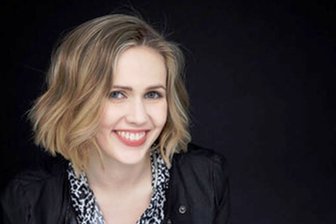 Pianistin Annika Treutler zeigt Mittelfinger den Mittelfinger - Annika Treutler - Pianistin