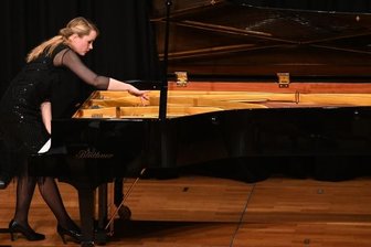 Pianistin greift ab und zu in die Saiten - Bei Henry Cowells "Aeolin Harp" griff die Pianistin Katharina Treutler gleichzeitig direkt in die Saiten des Konzertflügels und imitierte zupfend den luftig silbrigen Klang eines Cembalos.