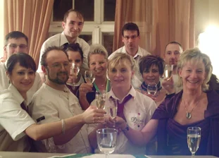 Piccolo-Team stemmt Mammutprojekt - 
              <p class="artikelinhalt">Silke Voigt (rechts) und Mitarbeiter ihres Teams stießen auf einen gelungenen Kraftakt an - und auf ein gutes Jahr 2009.</p>
            
