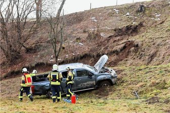 Pick-up stürzt im Erzgebirge Hang hinab - Der Pick-up nach dem Absturz. 