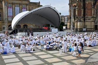 Picknick ganz in Weiß – eine Premiere zum Glauchauer Sommerausklang - Bei „Diner en blanc“ in Chemnitz war Lydia Kielmann mit Freunden dabei.